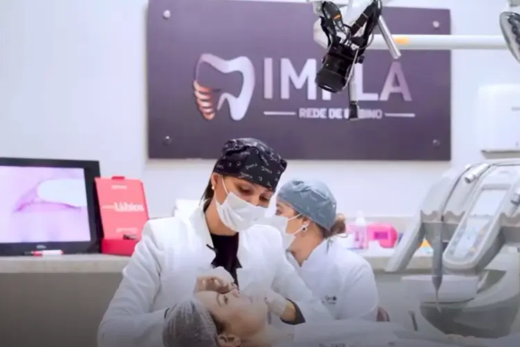 Alunos em prática supervisionada na clínica da Impla